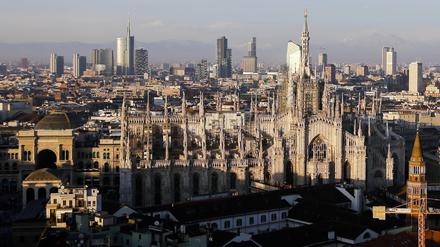 Die Zinnen des Mailänder Doms werden durch die Nachmittagssonne vor dem neuen Geschäftszentrum Porta Nuova angestrahlt. (Symbolfoto)