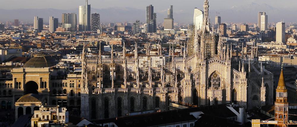 Die Zinnen des Mailänder Doms werden durch die Nachmittagssonne vor dem neuen Geschäftszentrum Porta Nuova angestrahlt. (Symbolfoto)
