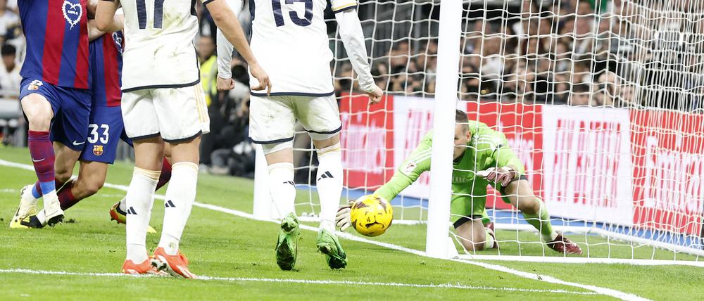 Real-Torwart Andrij Lunin kratzt den Ball von der Linie – oder war er doch dahinter?