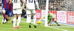 Real-Torwart Andrij Lunin kratzt den Ball von der Linie – oder war er doch dahinter?