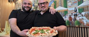 Potsdam, 22.04.2024, Lokales, v.l.: Antonio Palummo, Giorgio Cuccia, Pizzeria Napule e, erste neapolitanische Pizzeria, Neapolitanische Pizza, Gutenbergstraße 90, Gutenbergstrasse 90, Pizzaofen, Foto: Ottmar Winter PNN ACHTUNG: Foto ist ausschließlich für redaktionelle Berichterstattung der PNN und des TGSP! Eine kommerzielle Nutzung, z.B. Werbung, ist ausgeschlossen. Die Weitergabe an nicht autorisierte Dritte, insbesondere eine weitergehende Vermarktung über Bilddatenbanken, ist unzulässig.