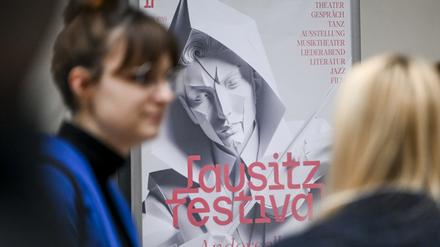 22.04.2024, Berlin: Ein Plakat des Lausitz-Festivals 2024 ist in der Landesvertretung Brandenburg bei der Vorstellung des diesjährigen Programms zu sehen. Das diesjährige Festival findet vom 24. August bis 14. September 2024 in Brandenburg und Sachsen statt. Foto: Jens Kalaene/dpa +++ dpa-Bildfunk +++