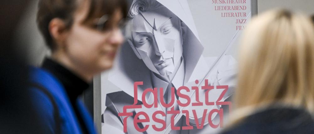 22.04.2024, Berlin: Ein Plakat des Lausitz-Festivals 2024 ist in der Landesvertretung Brandenburg bei der Vorstellung des diesjährigen Programms zu sehen. Das diesjährige Festival findet vom 24. August bis 14. September 2024 in Brandenburg und Sachsen statt. Foto: Jens Kalaene/dpa +++ dpa-Bildfunk +++
