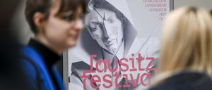 Ein Plakat des Lausitz-Festivals 2024 ist in der Landesvertretung Brandenburg zu sehen. 