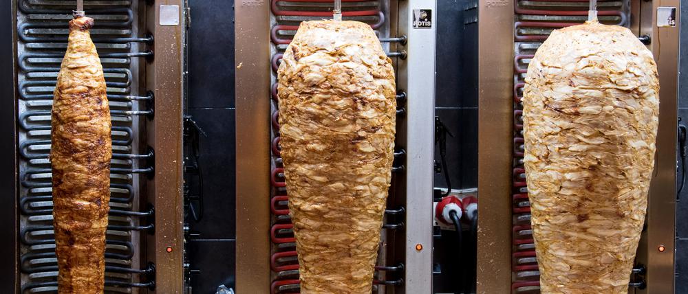 Gleich 60 Kilogramm Dönerfleisch hat Frank-Walter Steinmeier dabei.
