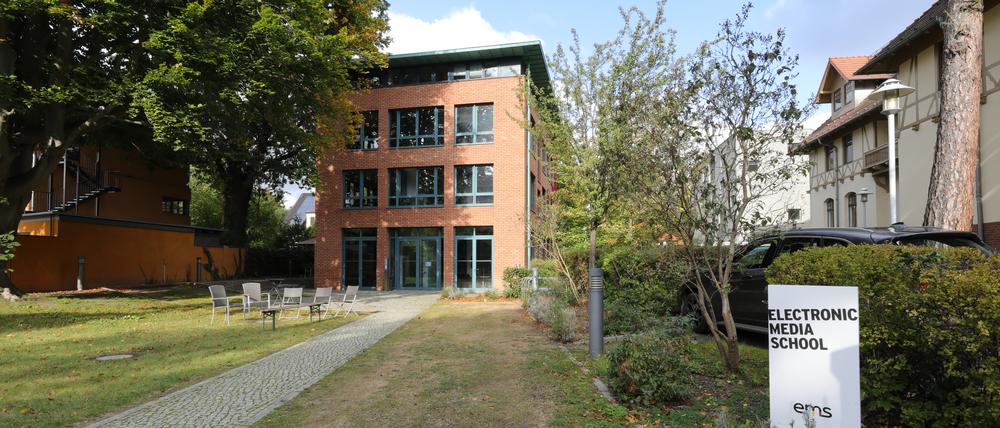 Die Eletronic Media School in der Marlene-Dietrich-Allee 25 muss sich ein neues Zuhause suchen.
