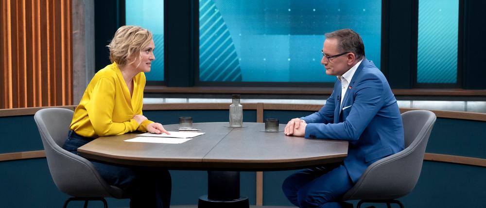 An einem Talktisch: Caren Miosga von der ARD und und Tino Chrupalla von der AfD.