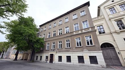 Potsdam, 22.04.2024, Lokales, Wohnhaus, Haus, Gebäude, Gebaeude, Allee nach Sanssouci 4, Allee nach Sanssouci Nummer 4, Foto: Ottmar Winter PNN ACHTUNG: Foto ist ausschließlich für redaktionelle Berichterstattung der PNN und des TGSP! Eine kommerzielle Nutzung, z.B. Werbung, ist ausgeschlossen. Die Weitergabe an nicht autorisierte Dritte, insbesondere eine weitergehende Vermarktung über Bilddatenbanken, ist unzulässig.