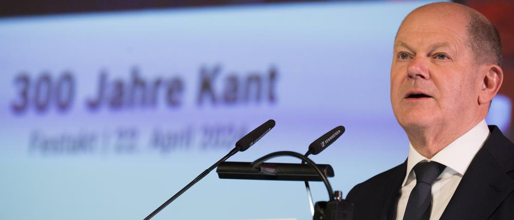 Bundeskanzler Olaf Scholz (SPD) spricht während einer Festveranstaltung zum 300. Geburtstag des Philosophen Kant.