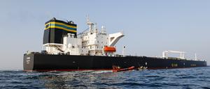 Protest auf dem Meer. Greenpeace-Aktivisten in Booten halten im Jahr 2022 in der Ostsee vor einem Schiff, das russisches Öl transportiert.