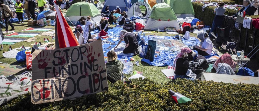 Ein Schild mit der Aufschrift «Stop Funding Genocide» steht bei einem pro-palästinensischen Demonstrationslager an der Columbia University.