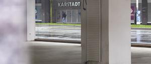 Der Schriftzug «Karstadt» ist durch ein leerstehendes Geschäft hindurch im Stadtzentrum zu lesen. Viele Innenstädte haben schon bessere Zeiten gesehen. 