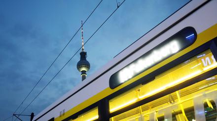 Eine Straßenbahn ist am Alexanderplatz zu sehen, im Hintergrund steht der Fernsehturm.