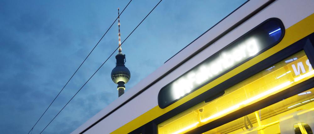 Eine Straßenbahn ist am Alexanderplatz zu sehen, im Hintergrund steht der Fernsehturm.