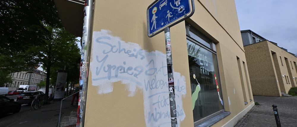 Potsdam, 22.04.2024, Lokales, Vandalismus, Graffiti, Beschmierte Hauswände und Fenster, Beschmierte Hauswaende, Laden, Die Eisfrau Babelsberg, Eismanufaktur, Rudolf-Breitscheid-Straße 42, Rudolf-Breitscheid-Strasse 42, Foto: Ottmar Winter PNN ACHTUNG: Foto ist ausschließlich für redaktionelle Berichterstattung der PNN und des TGSP! Eine kommerzielle Nutzung, z.B. Werbung, ist ausgeschlossen. Die Weitergabe an nicht autorisierte Dritte, insbesondere eine weitergehende Vermarktung über Bilddatenbanken, ist unzulässig.