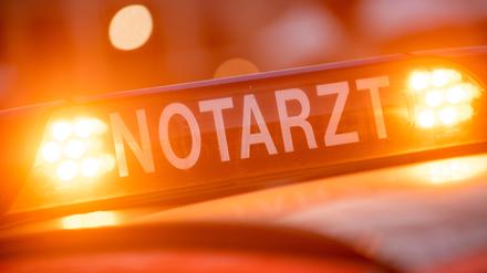 Ein Dachschild mit der Aufschrift „Notarzt“ steht auf einem Einsatzwagen eines Notarztes.