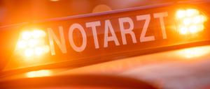 Ein Dachschild mit der Aufschrift „Notarzt“ steht auf einem Einsatzwagen eines Notarztes.