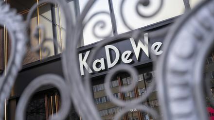 Vor einem Eingang vom KaDeWe ist vor Ladenöffnung ein Gitter.