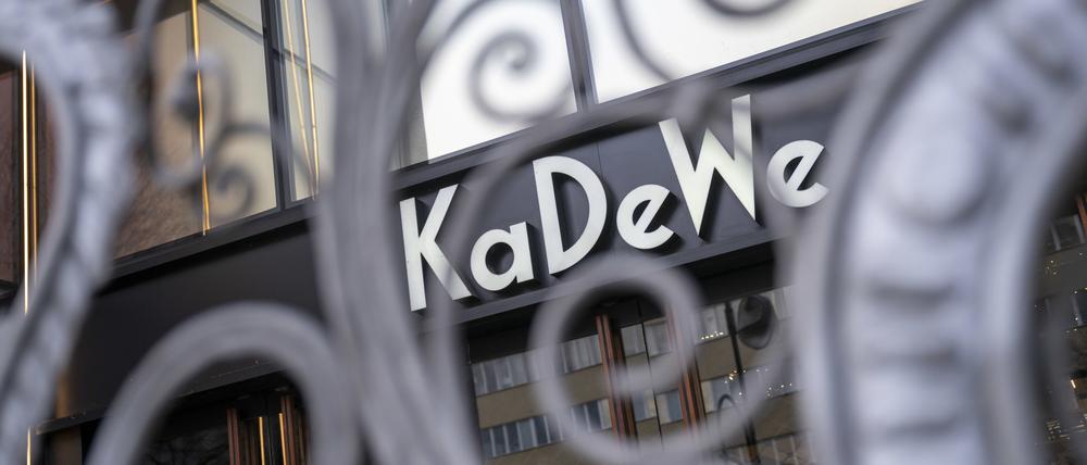 Vor einem Eingang vom KaDeWe ist vor Ladenöffnung ein Gitter.