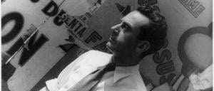 Teil der dadaistischen Avantgarde. Der Künstler Man Ray, hier in einer Aufnahme aus Paris 1934.