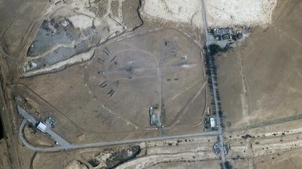 Dieses von Planet Labs PBC zur Verfügung gestellte Bild zeigt eine Raketenabwehranlage in der Nähe eines internationalen Flughafens und Luftwaffenstützpunkts. 