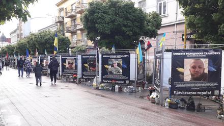 Porträts gefallener Soldatinnen und Soldaten säumen die Flaniermeile.