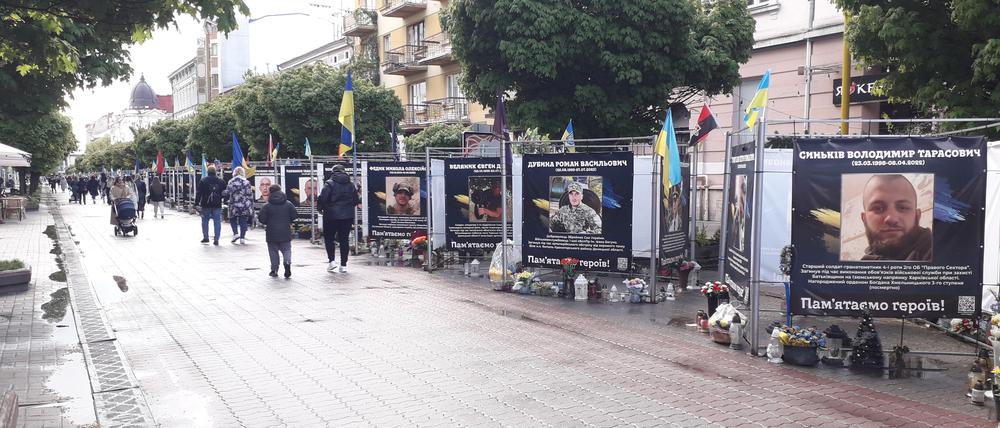 Porträts gefallener Soldatinnen und Soldaten säumen die Flaniermeile.