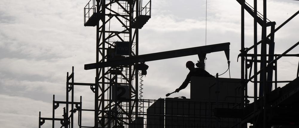 Ein Bauarbeiter arbeitet auf einer Baustelle.