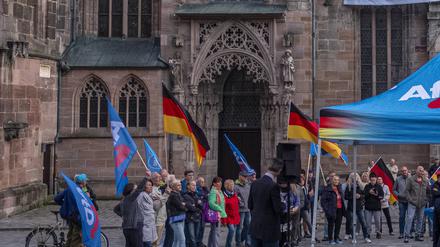 AfD-Unterstützung und Kirchenämter gehen nicht zusammen, findet zumindest die Evangelische Kirche. Mit einem Banner an der Nürnberger Sebalduskirche wird hier gegen eine Wahlkampfkundgebung der AfD protestiert.
