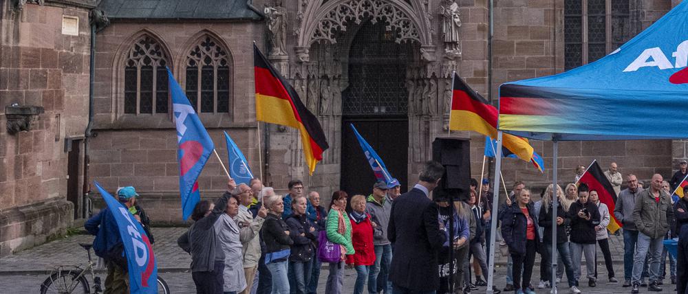 AfD-Unterstützung und Kirchenämter gehen nicht zusammen, findet zumindest die Evangelische Kirche. Mit einem Banner an der Nürnberger Sebalduskirche wird hier gegen eine Wahlkampfkundgebung der AfD protestiert.