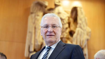 Joachim Herrmann (CSU), bayerischer Innenminister, wartet im Bundesverfassungsgericht auf den Beginn der Verhandlung über die Wahlrechtsreform der Ampel-Koalition.