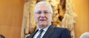 Joachim Herrmann (CSU), bayerischer Innenminister, wartet im Bundesverfassungsgericht auf den Beginn der Verhandlung über die Wahlrechtsreform der Ampel-Koalition.