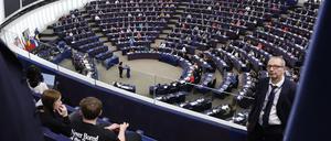 Abgeordnete nehmen an einer Sitzung im Europäischen Parlament teil.