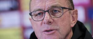 Kandidat bei den Bayern. Trainer Ralf Rangnick spricht auf der Pressekonferenz. 
