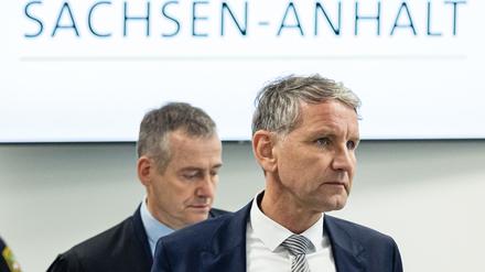 Björn Höcke (r.), Vorsitzender der Thüringer AfD, kommt mit seinem Anwalt Ralf Hornemann zur Fortsetzung seines Prozesses vor dem Landgericht Halle.