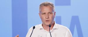 Der Bundestagsabgeordnete Petr Bystron (AfD) spricht bei der Europawahlversammlung der AfD in der Messe Magdeburg.