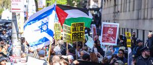 Pro-palästinenische and pro-israelische Demonstranten treffen vor dem Eingang der Columbia University in New York aufeinander.