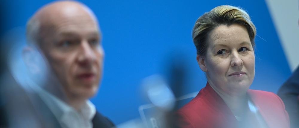 23.04.2024, Berlin: Kai Wegner (CDU), Berlins Regierender Bürgermeister, und Franziska Giffey (SPD), Berlins Senatorin für Wirtschaft, Energie und Betriebe, nehmen an der Pressekonferenz nach der Sitzung des Berliner Senats im Roten Rathaus teil. Foto: Britta Pedersen/dpa +++ dpa-Bildfunk +++