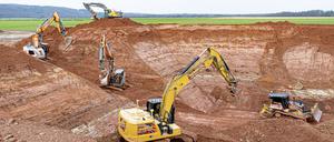 Baugrube für einen Wasserspeicher, der komplett mit Sonnenenergie beheizt wird, im hessischen Dorf Brach, Foto: Guido Bröer