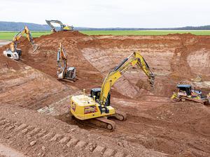 Baugrube für einen Wasserspeicher, der komplett mit Sonnenenergie beheizt wird, im hessischen Dorf Brach, Foto: Guido Bröer