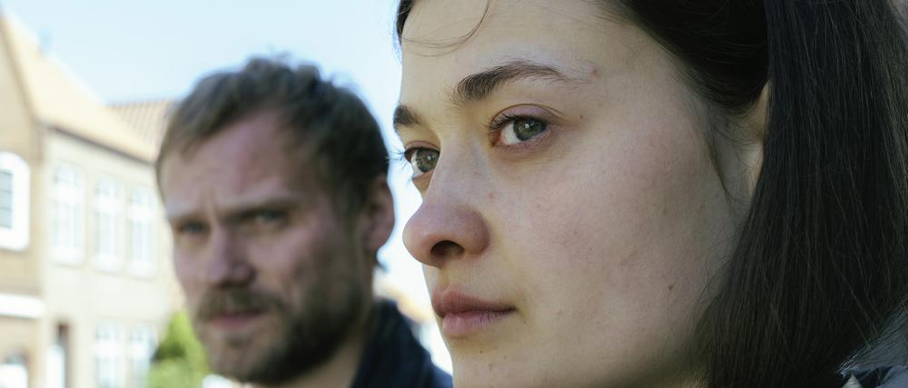 Wienke (Philine Schmölzer, re.) ist mit Iven (Anton Spieker) in ihr Heimatdorf zurückgekehrt.