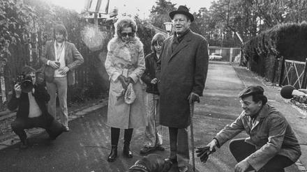 Brandts damaliger persönlicher Referent Günter Guillaume (r), Bundeskanzler Willy Brandt, sein Sohn Matthias und seine Ehefrau Rut