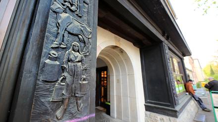 Theo Bechteler – übersehener Künstler im Potsdamer Stadtbild. Hunderte Potsdamer gehen täglich daran vorbei: Die acht Holzreliefs an der Fassade Heinrich-Mann-Allee 47/55 stammen vom Allgäuer Bildhauer Theo Bechteler und wurden 1939 angebracht. Das war bisher nicht einmal der Familie des 1993 verstorbenen Künstlers bekannt.