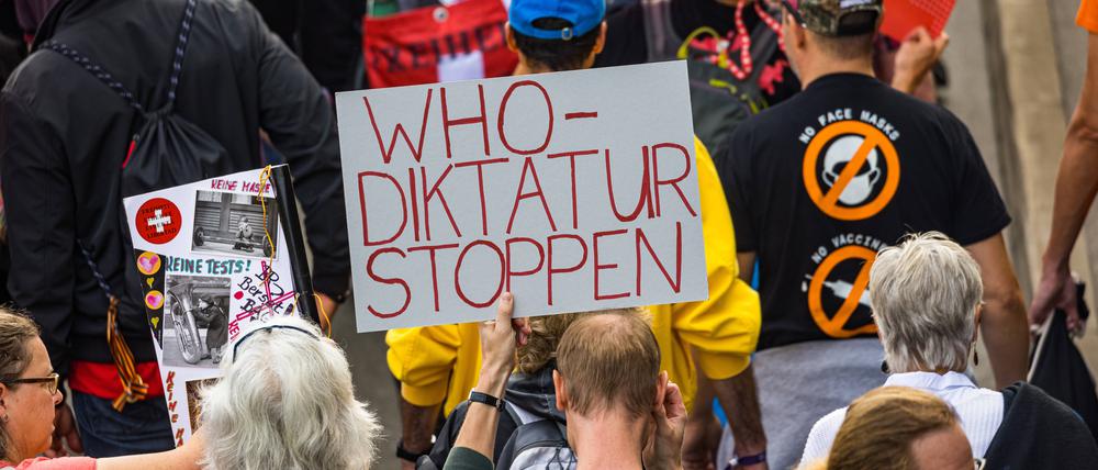 Die Weltgesundheitsorganisation, die nur Empfehlungen geben kann, als Diktatur zu bezeichnen, wie der Demonstrant in Zürich, zeugt nicht von Wissen.