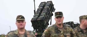 Soldaten der Bundeswehr stehen vor einem Patriot-Raketensystem auf dem militärischen Teil des Flughafens in Köln-Wahn (Archivbild).
