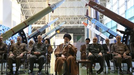 Noch gilt die Fatwa von Revolutionsführer Chamenei (M.), wonach der Einsatz einer  Atomwaffe „unislamisch“ sei.