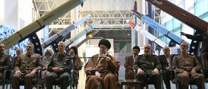 Noch gilt die Fatwa von Revolutionsführer Chamenei (M.), wonach der Einsatz einer  Atomwaffe „unislamisch“ sei.