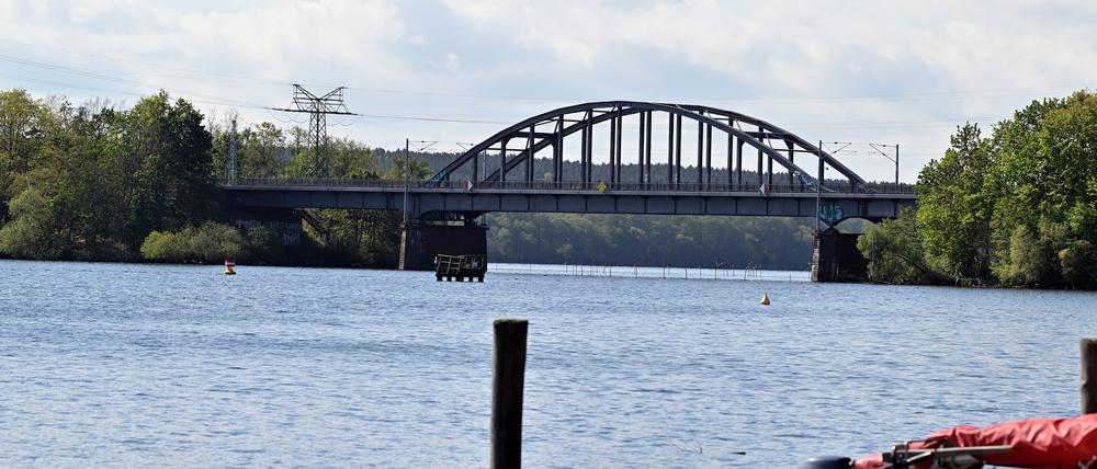 Eine Möglichkeit: Der dritte Havelübergang sollte neben der Eisenbahnbrücke über den Templiner See errichtet werden.