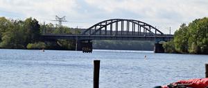 Eine Möglichkeit: Der dritte Havelübergang sollte neben der Eisenbahnbrücke über den Templiner See errichtet werden.