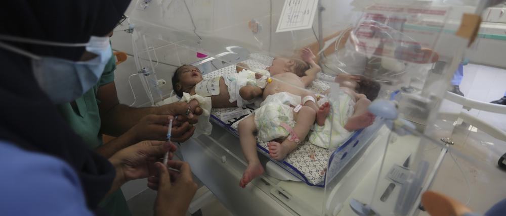 Medizinisches Personal kümmert sich um frühgeborene palästinensische Babys (Archivbild).